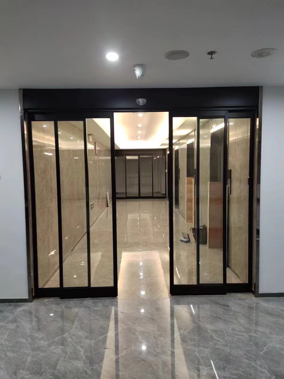 玻璃伸缩门